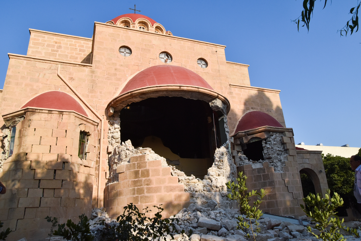Σεισμός Κως: Νέες εικόνες καταστροφής – Διαλύθηκαν σπίτια και εκκλησίες – Άνοιξαν δρόμοι στα δύο!