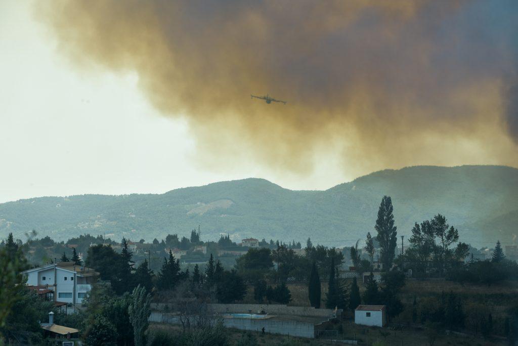 Φωτιά στην Αττική: Ενώνονται όλες οι δυνάμεις για το πιο κρίσιμο βράδυ – Συνεχείς αναζωπυρώσεις και αγωνία [pics, vids]