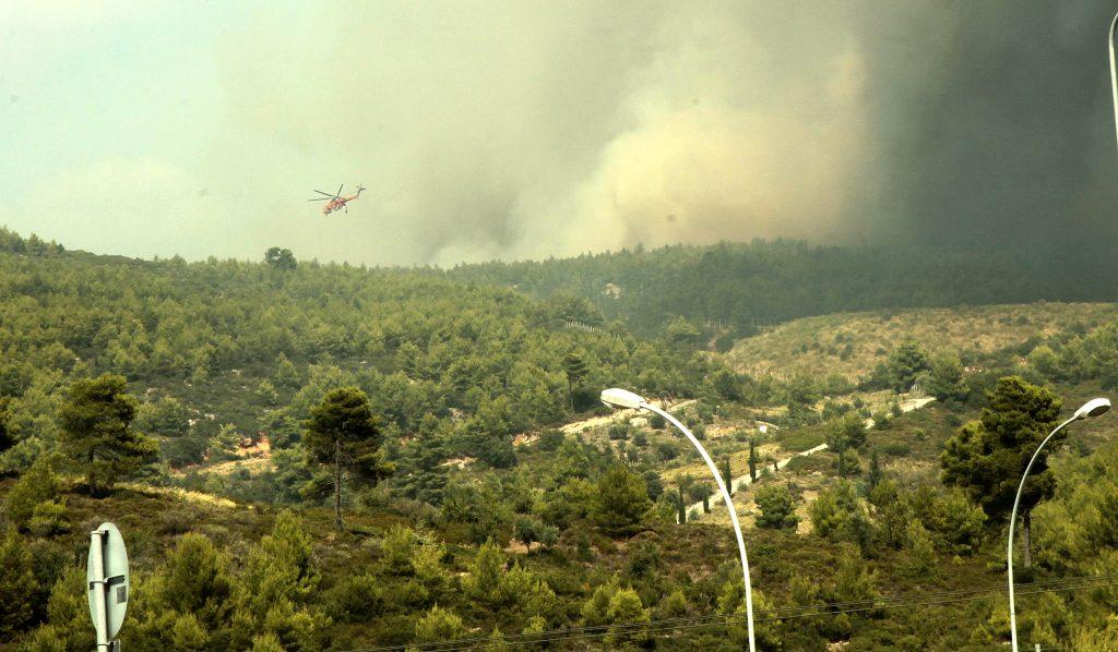 Φωτιά στην Αττική – Αγωνία και νέες αναζωπυρώσεις: Αίτημα για βοήθεια από την Ευρώπη – Μία σύλληψη [pics, vids]