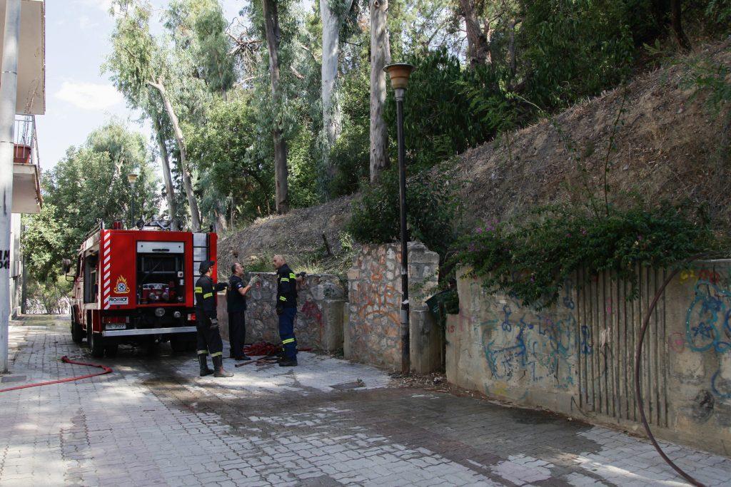 Δάφνη: Φωτιά κοντά στον σταθμό του μετρό “Άγιος Ιωάννης”