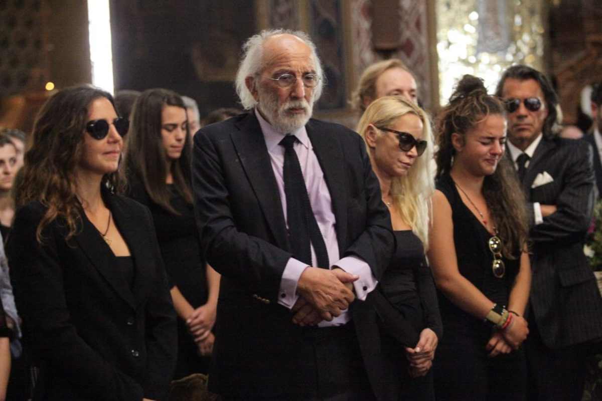 Ζωή Λάσκαρη: Κατέρρευσαν οι αγαπημένοι της στην κηδεία! [pics]