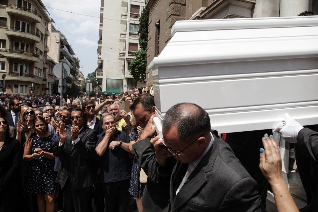 Ο χαμός έξω από την εκκλησία στην κηδεία της Ζωής Λάσκαρη: “Εξαφανίσου είπα”!