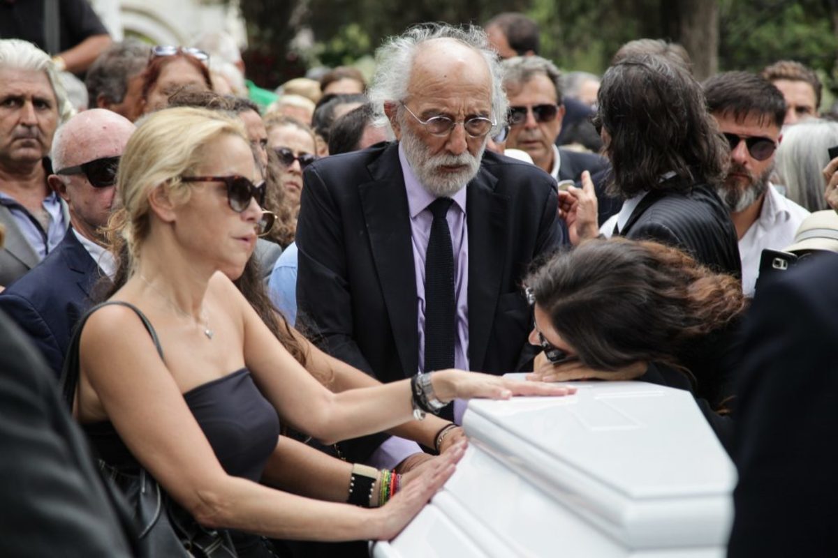 Ζωή Λάσκαρη Κηδεία: Αγκάλιασαν το φέρετρο τα κορίτσια της! Σπαραγμός! [pics]