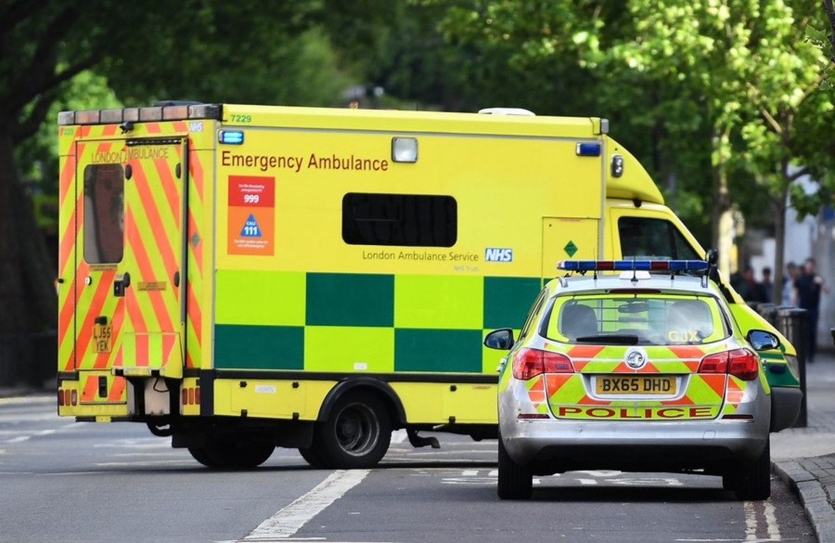 Αυτοκίνητο έπεσε σε πεζούς έξω από τέμενος στο Λονδίνο – Δύο τραυματίες