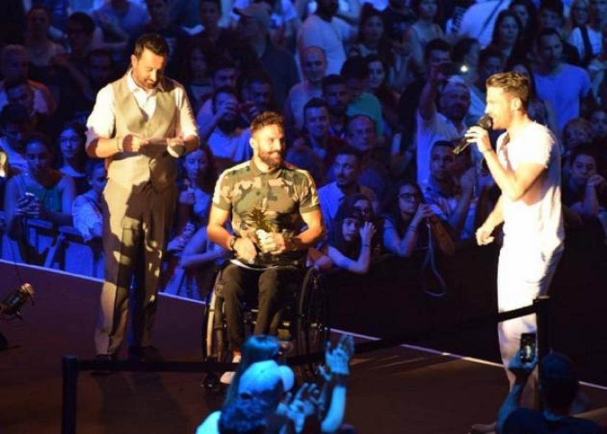 MAD VMA 2017: Υποκλίθηκε μπροστά στον Παραολυμπιονίκη Αντώνη Τσαπατάκη, ο Κωνσταντίνος Αργυρός!