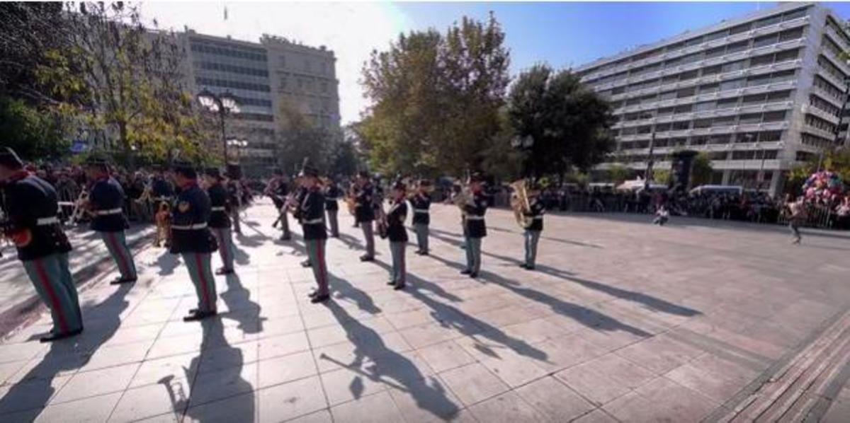 Απίστευτο βίντεο! Η Στρατιωτική Μουσική Φρoυρά Αθηνών “παίζει” το “Θα σπάσω κούπες” στο Σύνταγμα