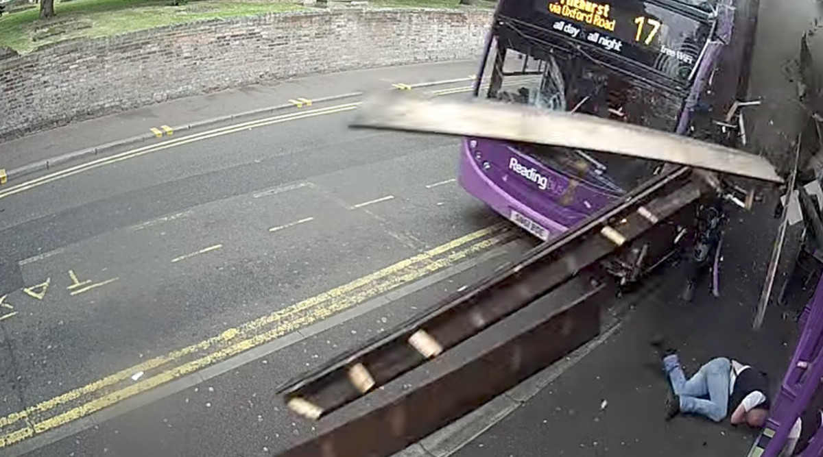 Βίντεο – σοκ! Λεωφορείο πέφτει με φόρα πάνω σε πεζό! Απίστευτη η αντίδραση του
