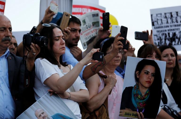 Υπόθεση δημοσιογράφων Cumhuriyet: “Καφκική” δίκη καταγγέλλουν οι Δημοσιογράφοι Χωρίς Σύνορα