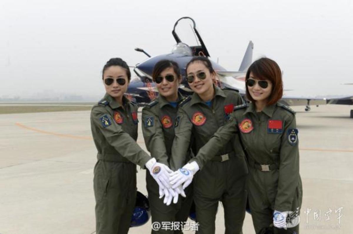 Ιπτάμενα στιλέτα: Αυτές είναι οι γυναίκες πιλότοι της κινεζικής Αεροπορίας!