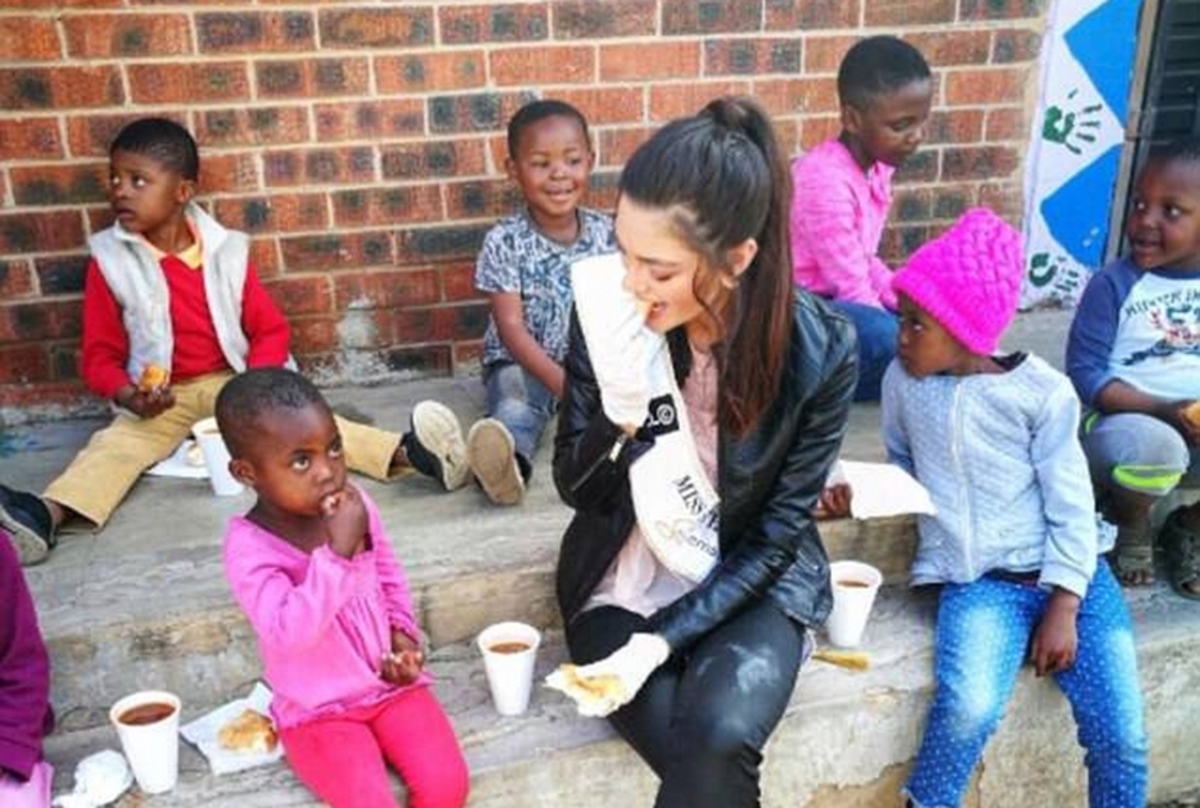 Σάλος για τη Μις Νότια Αφρική! Φόρεσε γάντια σε φιλανθρωπικό event με ορφανά