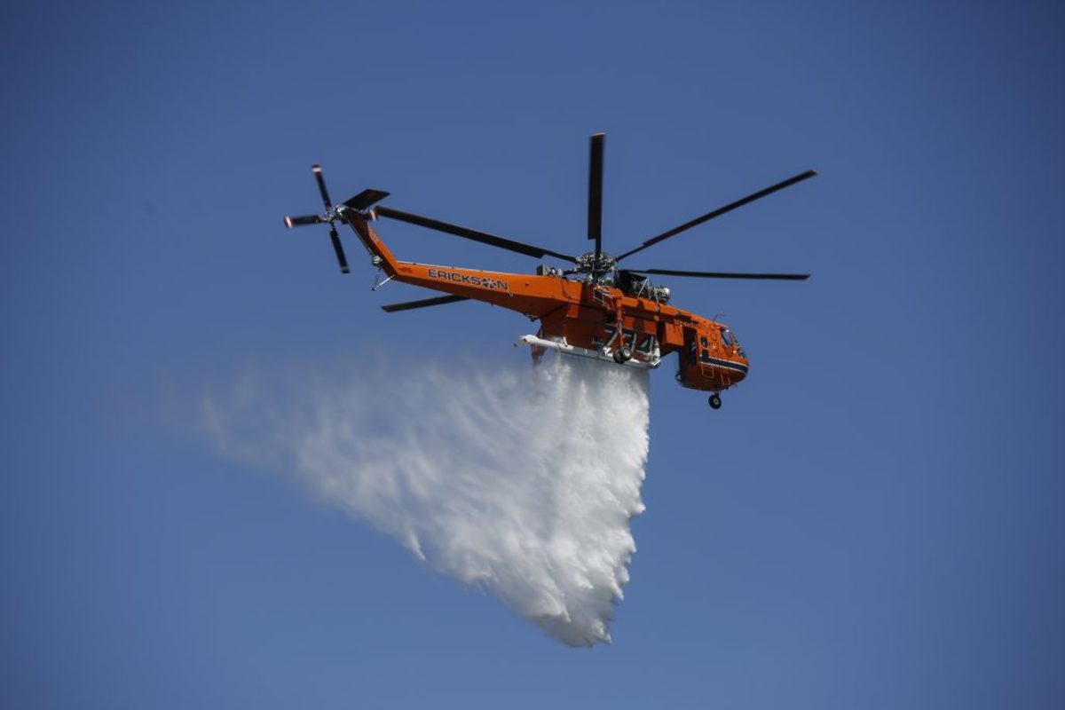 Φωτιά στην Αττική: Καλύτερη η εικόνα στο μέτωπο – Ξεκίνησαν οι ρίψεις από αεροπλάνα και ελικόπτερα