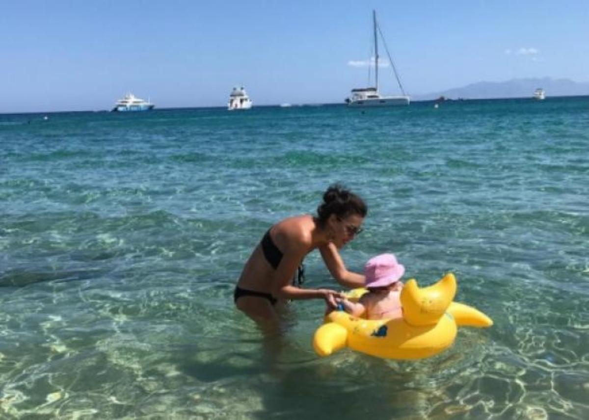 Σισσύ Φειδά: Παιχνίδια στη θάλασσα με την κόρη της