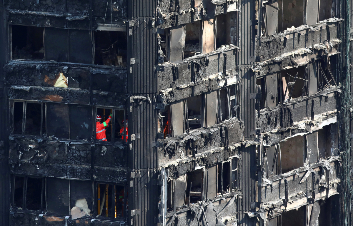 Λονδίνο: Στοιχεία σοκ! 120 κτίρια απέτυχαν στους ελέγχους πυρασφάλειας – 80 οι νεκροί στο Grenfell Tower
