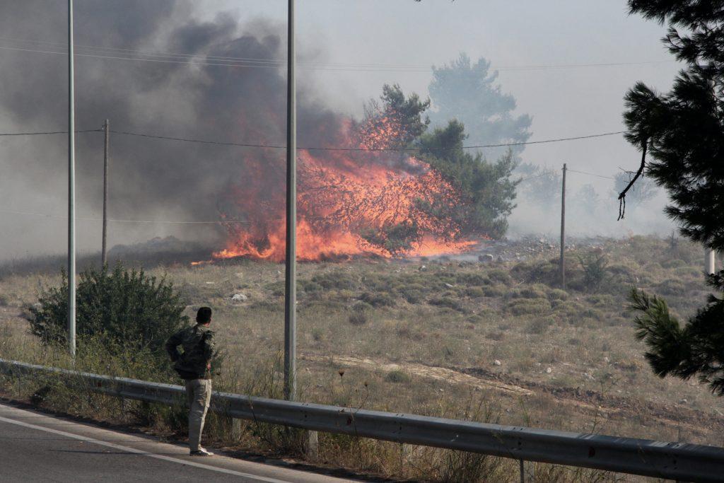 Φωτιά στην Αττική: Αναζωπύρωση στο Καπανδρίτι – Επικίνδυνο το μέτωπο