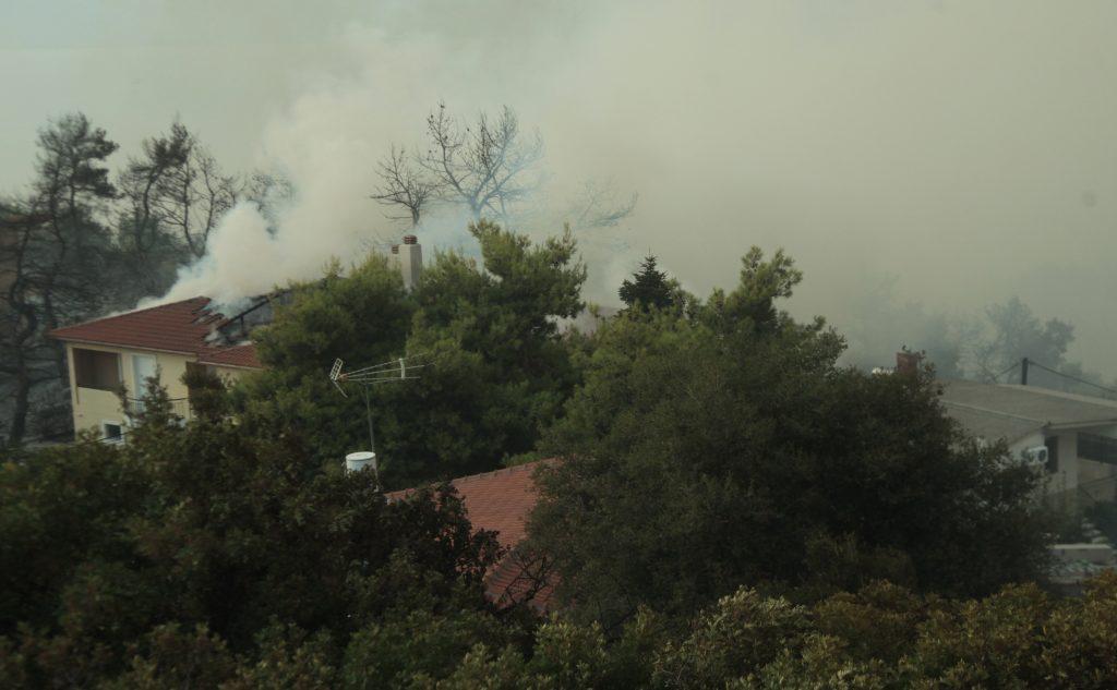 Καίγονται σπίτια στον Βαρνάβα – Πέρασε μέσα από το στρατόπεδο η πυρκαγιά