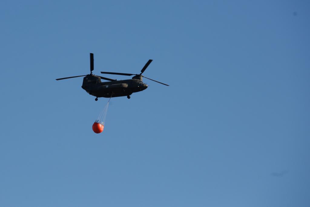Chinook στην μάχη με τις φλόγες στα Καλύβια – Πλάνα μέσα απο το ελικόπτερο