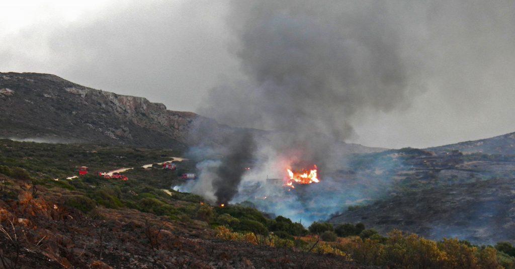 Κύθηρα: Τέταρτη ημέρα κόλασης – Μαίνεται η πυρκαγιά