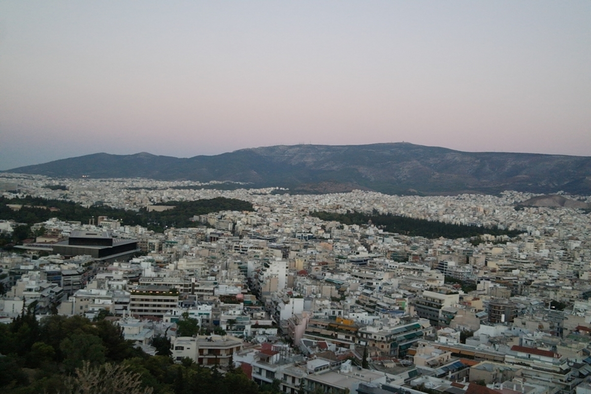 Le Monde: Οι Έλληνες ξεπουλάνε, οι ξένοι αγοράζουν δέκα δέκα τα ακίνητα στο κέντρο της Αθήνας