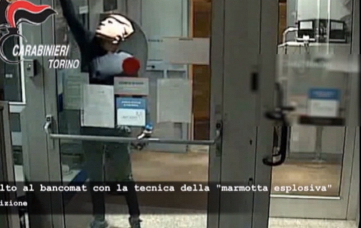 Αδέρφια λήστευαν ATM με μάσκες Τραμπ [vid]