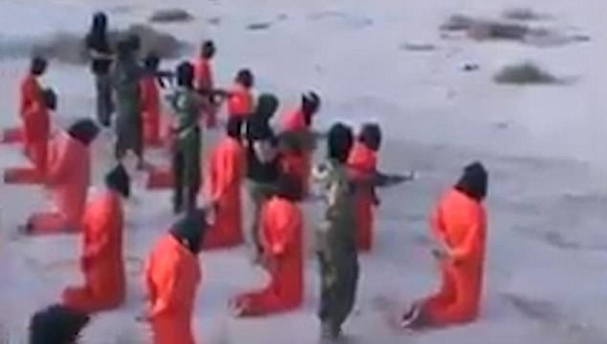 Βίντεο φρίκης! Μαζική εκτέλεση 18 μαχητών του Ισλαμικού Κράτους [vid]