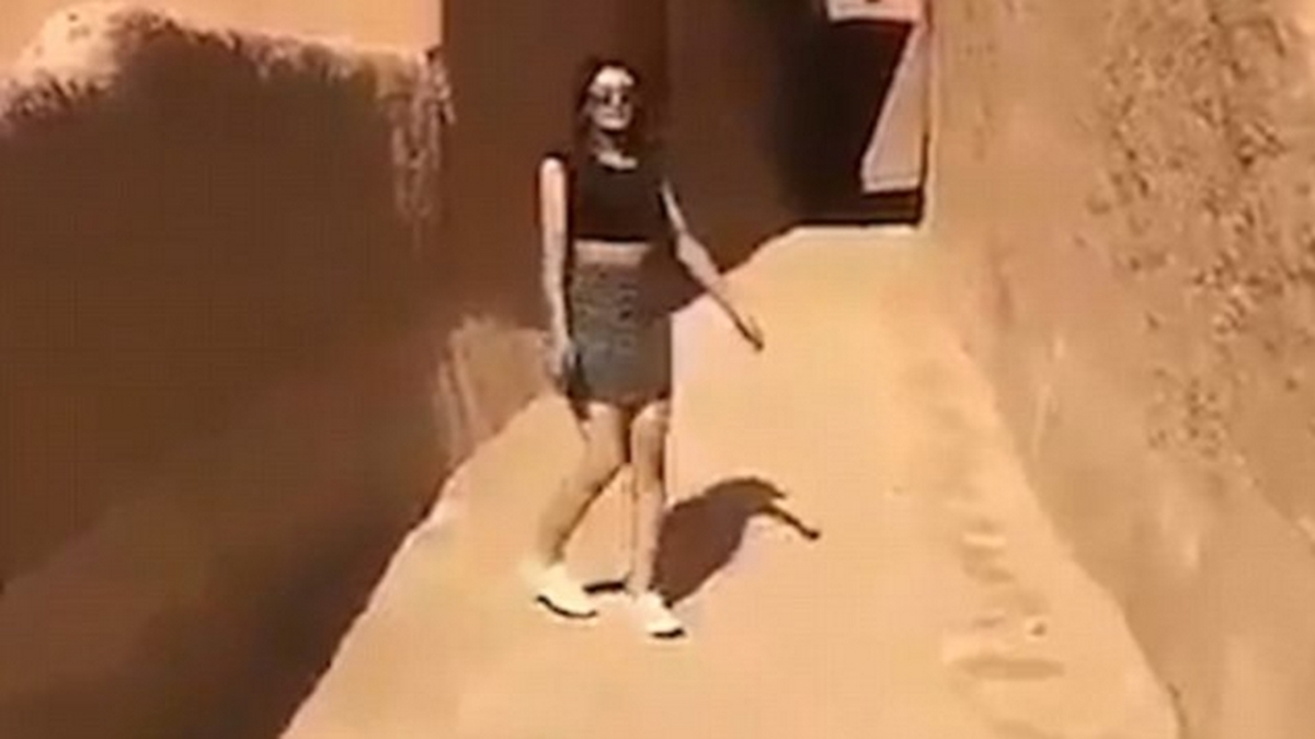 Χαμός στη Σαουδική Αραβία! Θέλουν το “κεφάλι” του μοντέλου με τη μίνι φούστα! [vid]