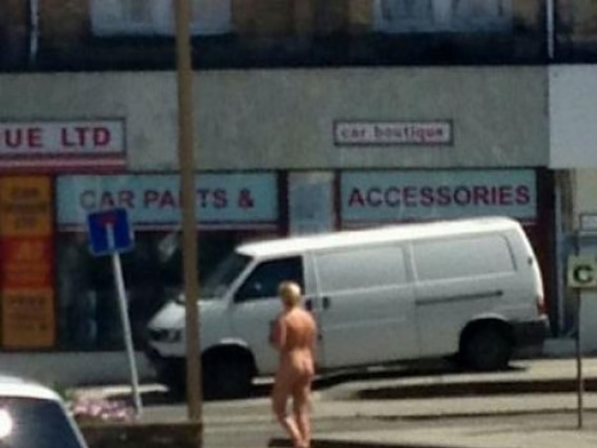 18χρονος κυκλοφορούσε «σκνίπα» και ολόγυμνος στο κέντρο της πόλης!