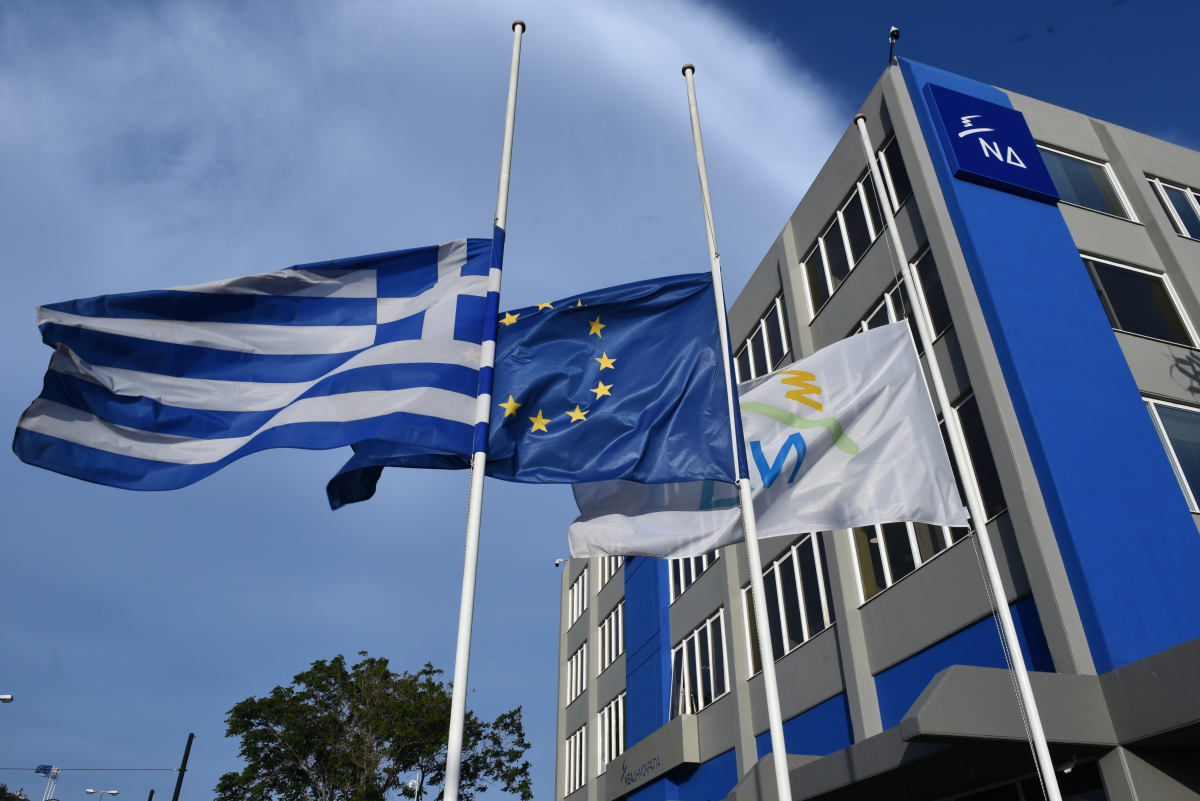 ΝΔ: Σημαιοφόροι με κλήρωση – Κανένα όριο στην ιδεοληψία ΣΥΡΙΖΑ – ΑΝΕΛ