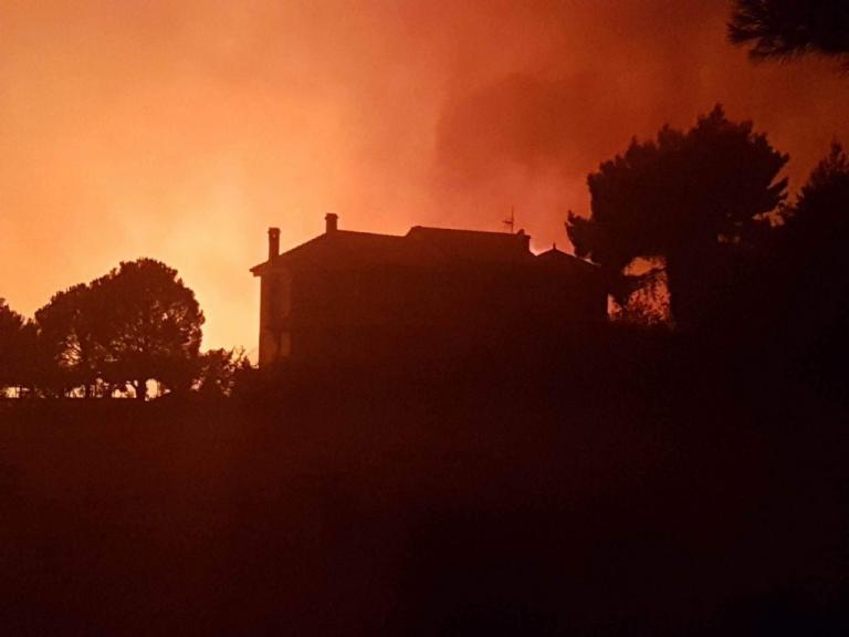 Φωτιά στην Αττική : Μάχη όλη τη νύχτα – Απειλήθηκαν σπίτια- Καλύτερη εικόνα με το πρώτο φως της ημέρας