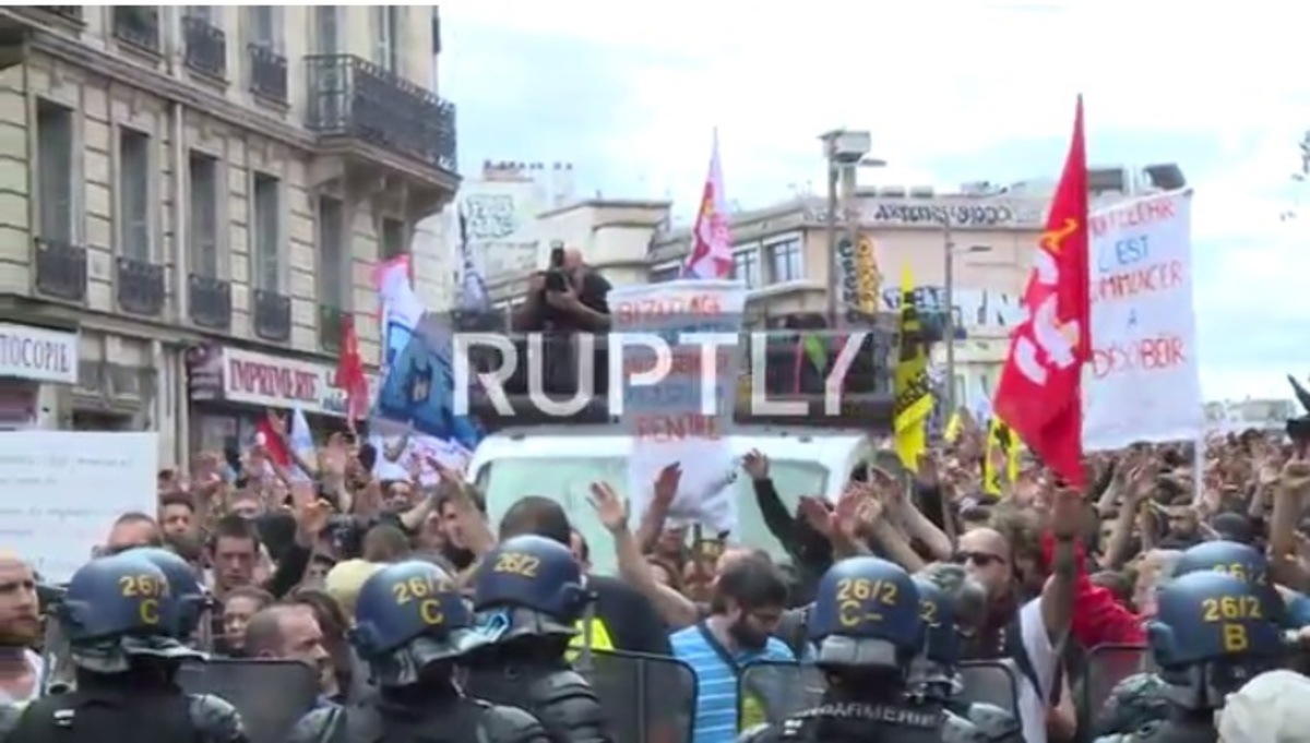 Μεγάλη διαδήλωση εναντίον Μακρόν και Τραμπ στο Παρίσι [vids]