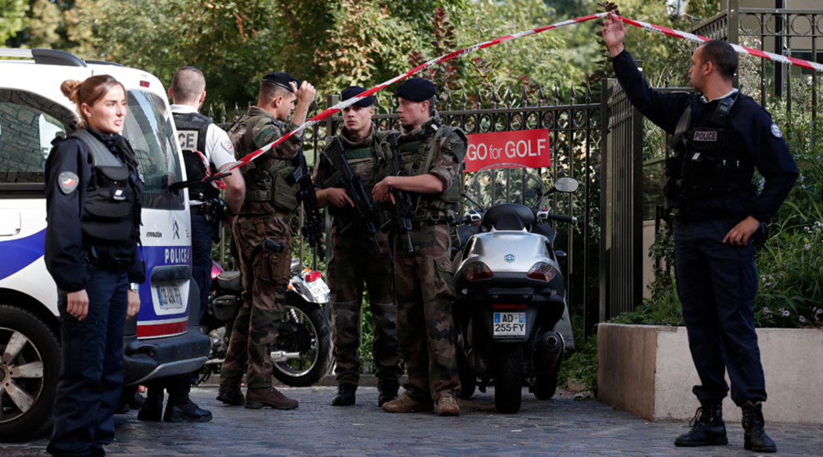 Παρίσι: Αυτοκίνητο έπεσε πάνω σε στρατιώτες – Πολλοί τραυματίες