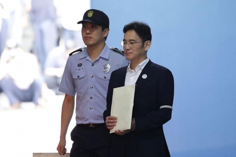 Samsung: Στης φυλακής τα σίδερα ο “χρυσός” κληρονόμος [pics, vids]