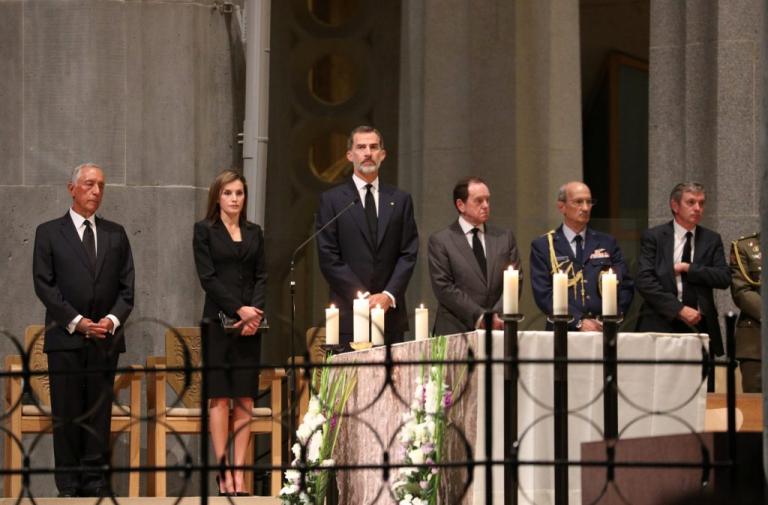 Βαρκελώνη: Οι κάτοικοι τίμησαν τα θύματα των επιθέσεων παρουσία του βασιλιά Φιλίππου στη Sagrada Familia [pics]