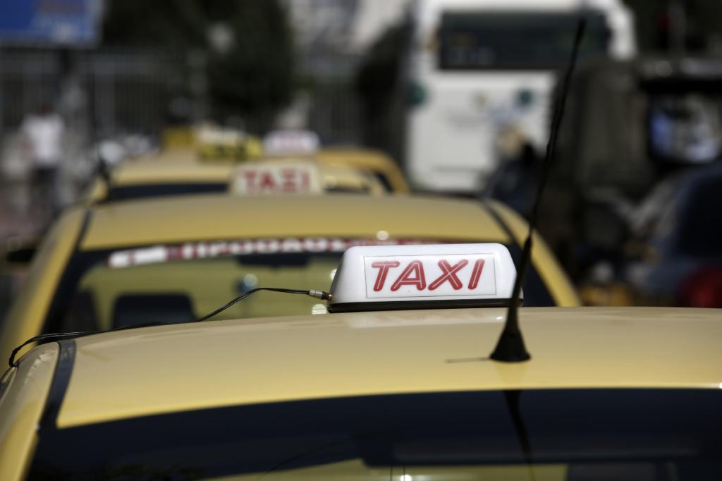 Χειροπέδες σε 13 οδηγούς ταξί για πειραγμένα ταξίμετρα και ταμειακές