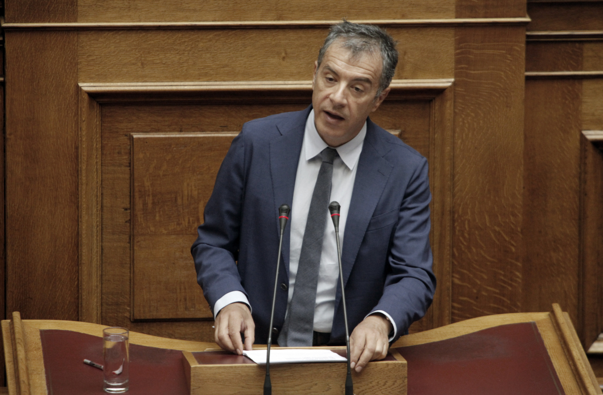 Θεοδωράκης: Η Ελλάδα κυνηγάει την ουρά της