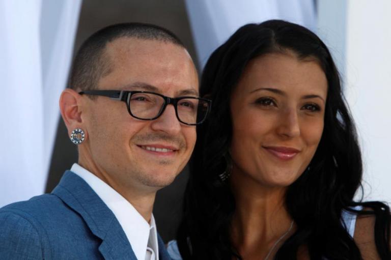 Chester – Linkin Park: Αγνώριστη και συντετριμμένη η γυναίκα του στην πρώτη της εμφάνιση [vid]