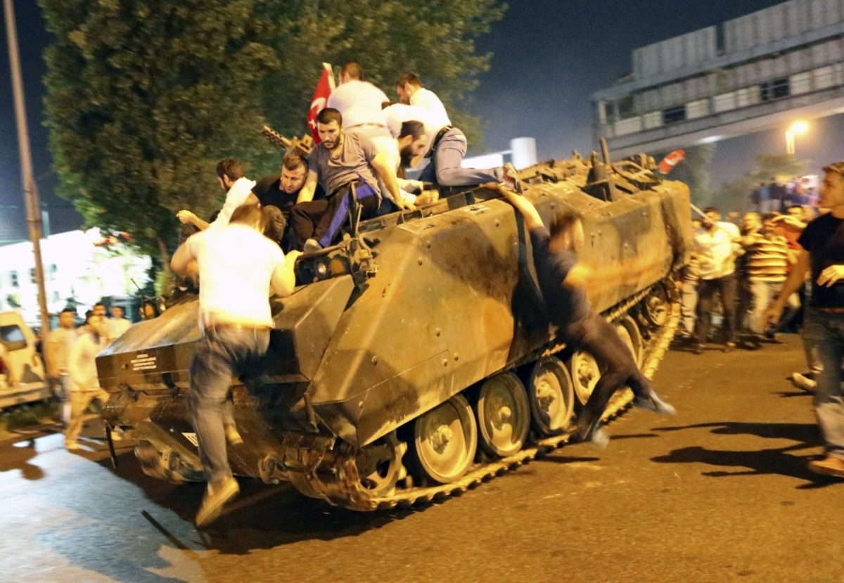 Διχασμένη η “αυτοκρατορία’’ του “Σουλτάνου’’ Ερντογάν ένα χρόνο μετά το πραξικόπημα στην Τουρκία