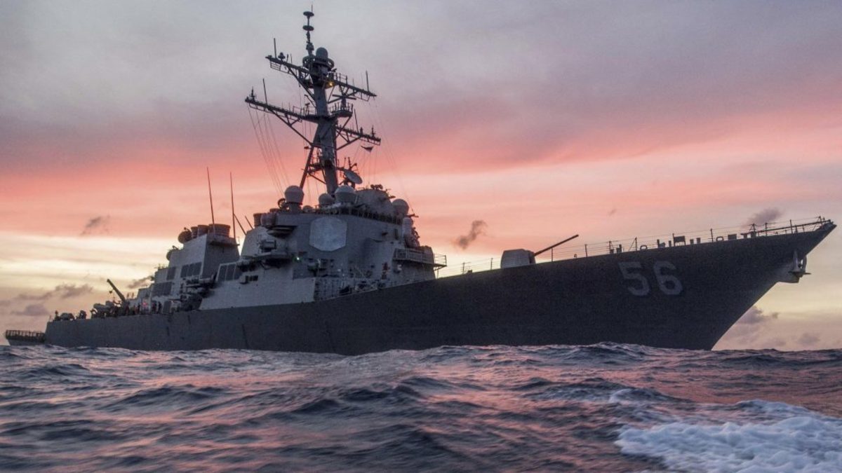 Αγωνία για 10 Αμερικανούς ναυτικούς – Αγνοούνται μετά τη σύγκρουση αντιτορπιλικού με φορτηγό πλοίο