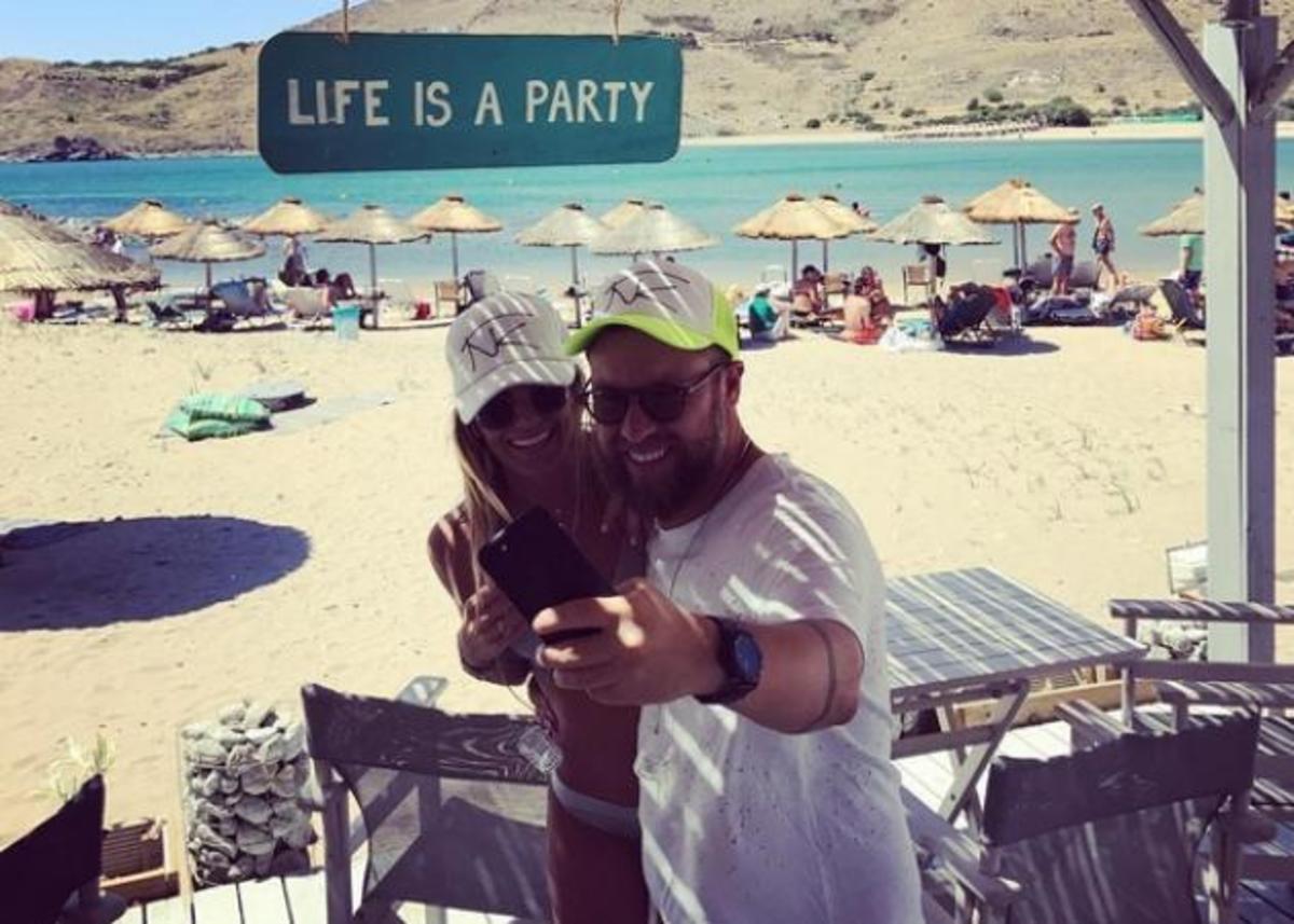 Γιάννης Βαρδής – Νατάσα Σκαφιδά: Μεγάλο πάρτυ στην παραλία, πριν το γάμο! [pics]