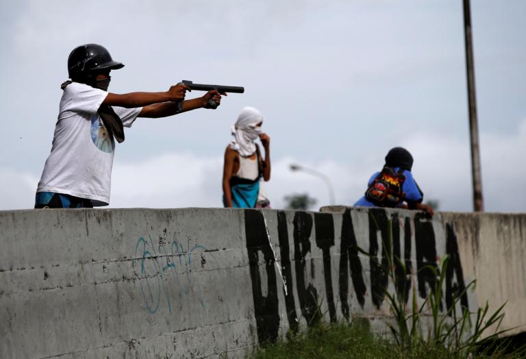Βενεζουέλα: Δύο νεκροί σε νέες συγκρούσεις – Χάος και αίμα στη γενική απεργία
