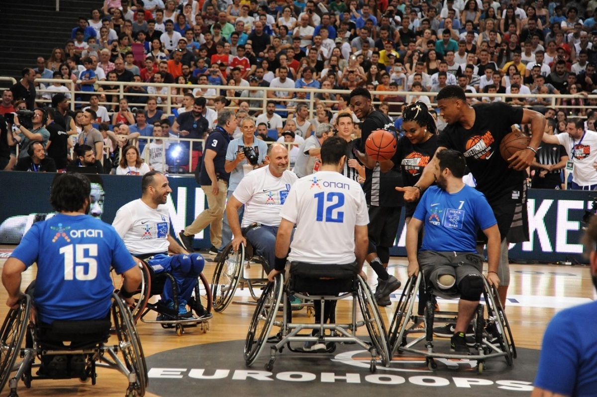 Αποθεώθηκαν στο AntetokounBros Event στο ΟΑΚΑ οι αθλητές μπάσκετ με αμαξίδιο της ΟΣΕΚΑ