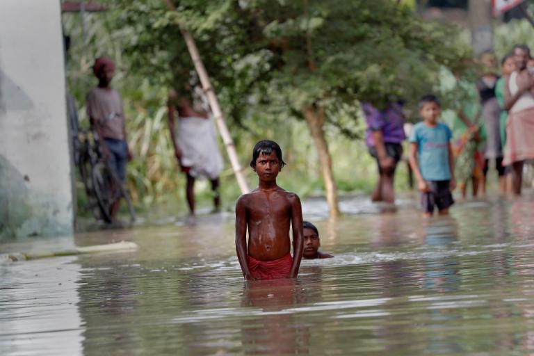 Σχεδόν 24 εκατ. άνθρωποι απειλούνται απ τις πλημμύρες στην Ασία [pics]