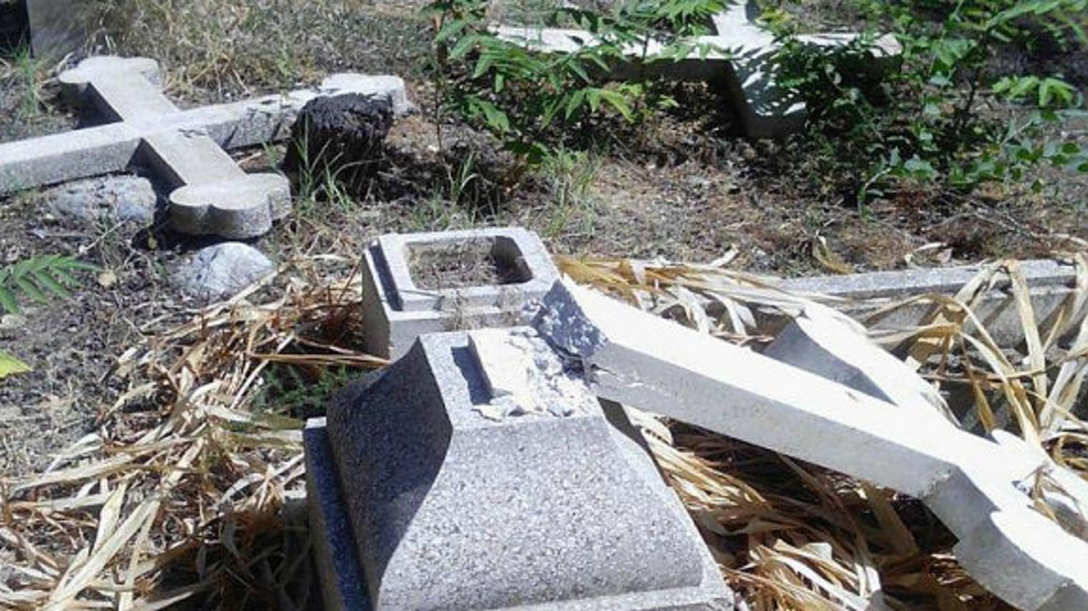 Οργή για την βεβήλωση χριστιανικού νεκροταφείου στα κατεχόμενα ανήμερα της επετείου της τουρκικής εισβολής στην Κύπρο [pics]