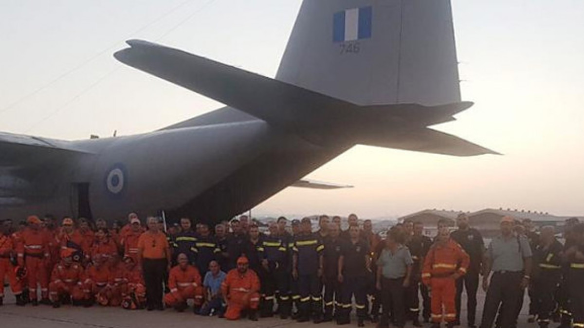 Φωτιά στην Αττική: Βλάβη καθήλωσε το αεροσκάφος με τους Κύπριους πυροσβέστες [pics]