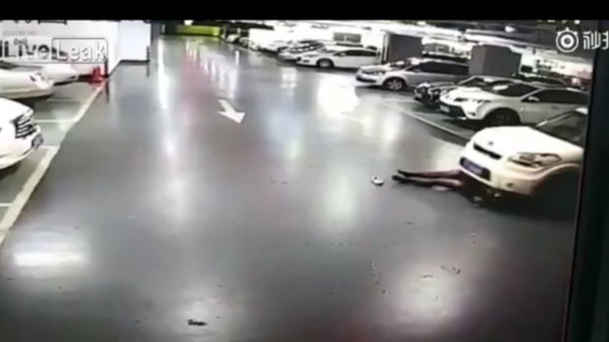Απίθανο! Την πάτησε το ίδιο το αυτοκίνητό της [vid]