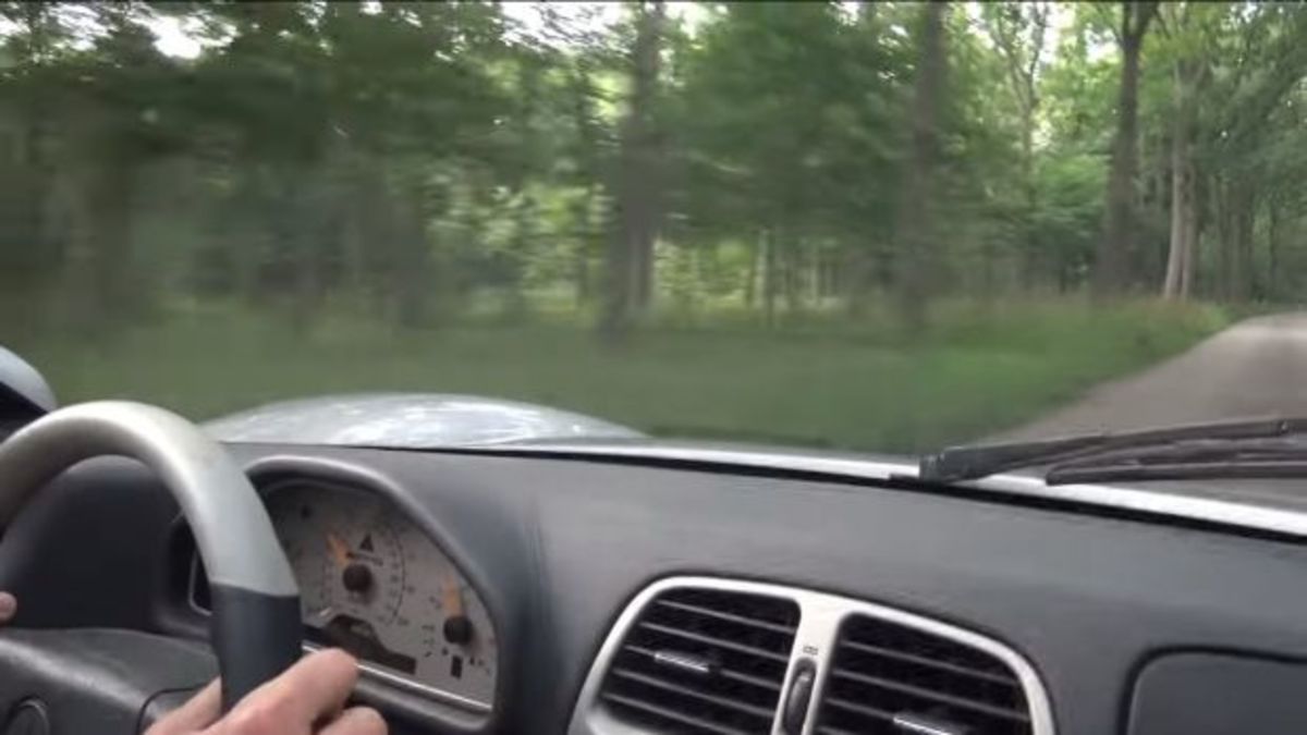 Τι γυρεύει μια ανεκτίμητης αξίας Mercedes CLK GTR στο… χώμα; [vid]
