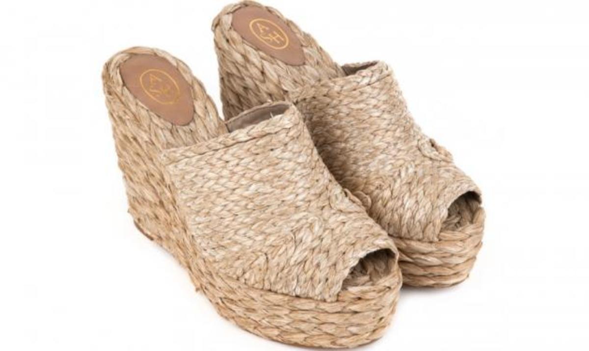 Διάλεξε αυτά τα μπεζ clogs από ψάθα για το καλοκαίρι!