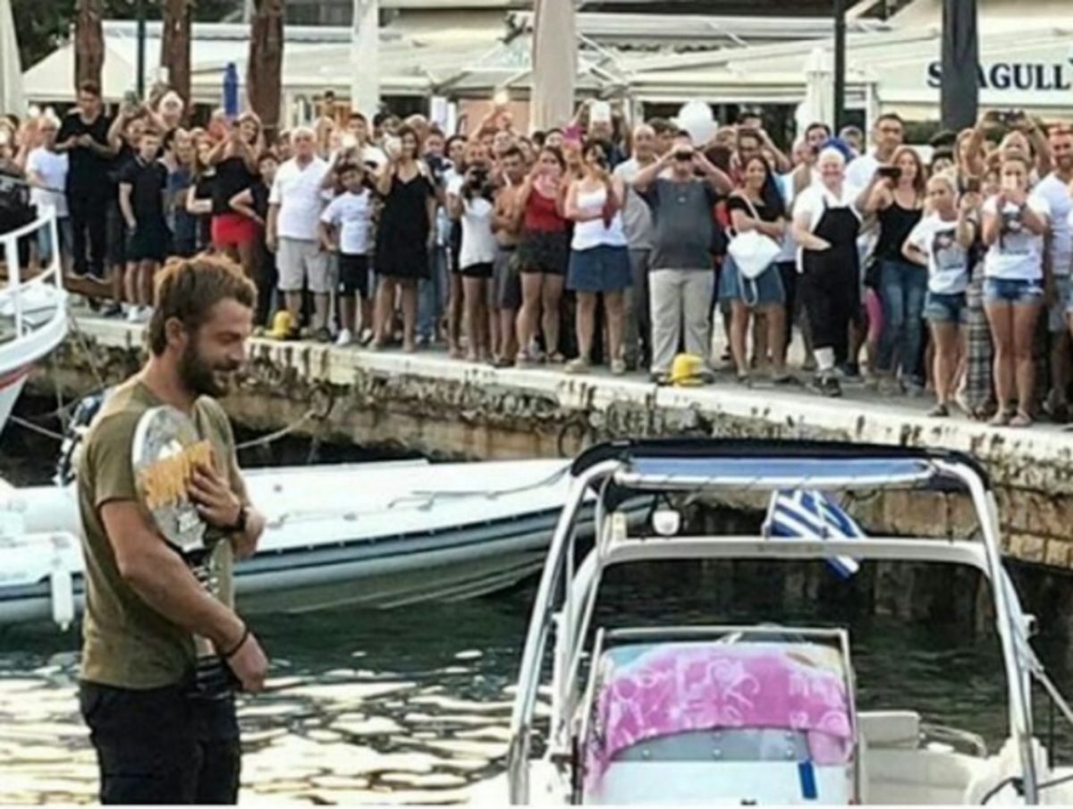 Στη Σκιάθο ο Γιώργος Αγγελόπουλος! Πανικός στο λιμάνι από τον κόσμο! [pics, vid]