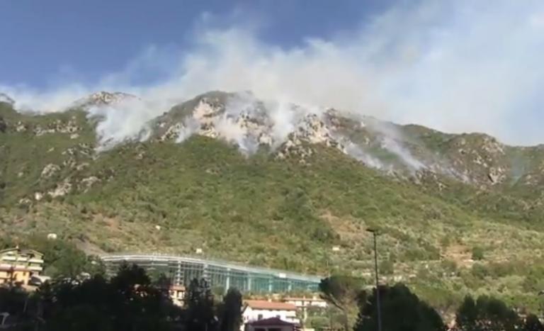 Μπαράζ πυρκαγιών στην Ιταλία – Κάηκαν τα δέντρα – ύμνος στον Μουσολίνι [vids]