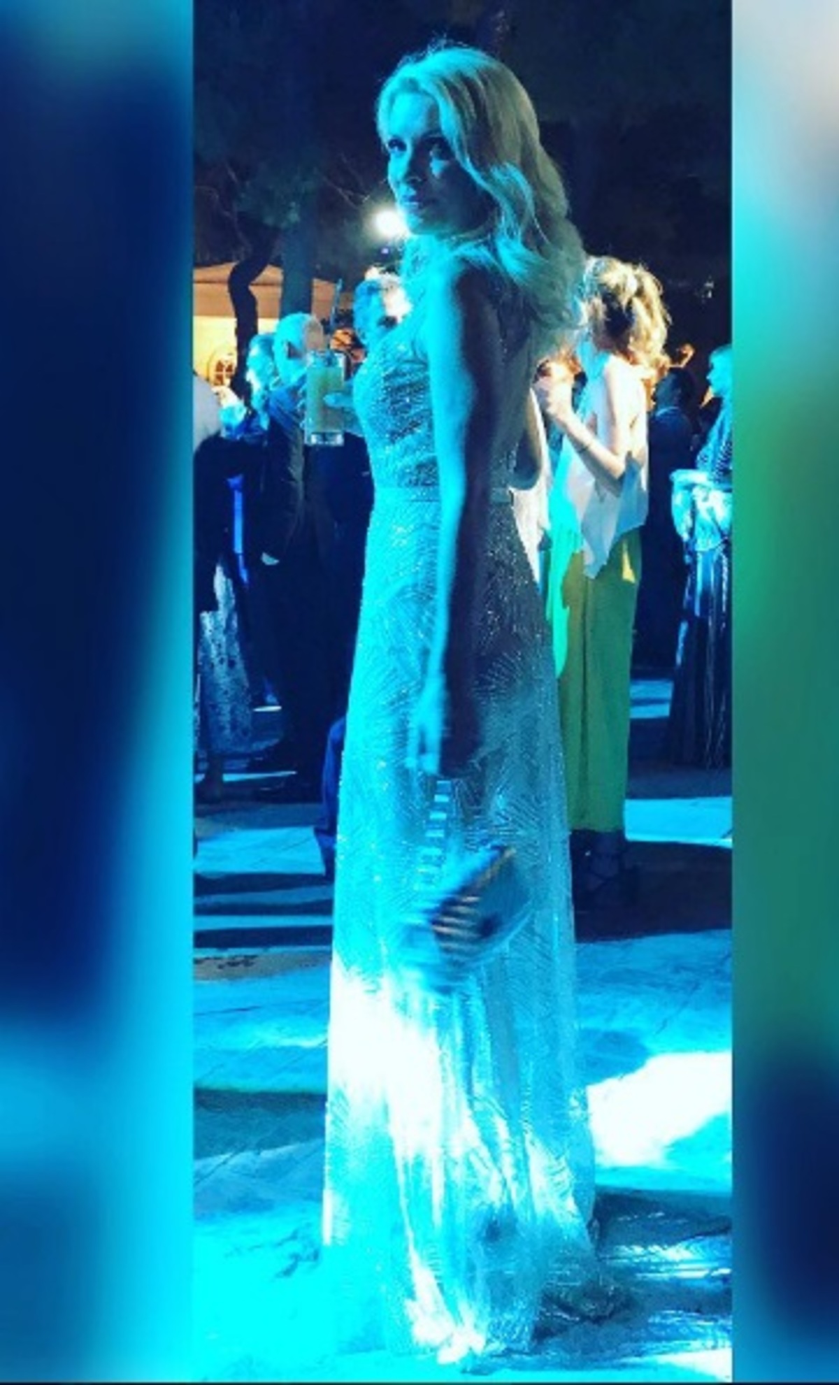 Ελένη Μενεγάκη: Η εντυπωσιακή εμφάνιση στο γάμο Σάκη – Κάτιας και η selfie με τον γαμπρό! [pics]