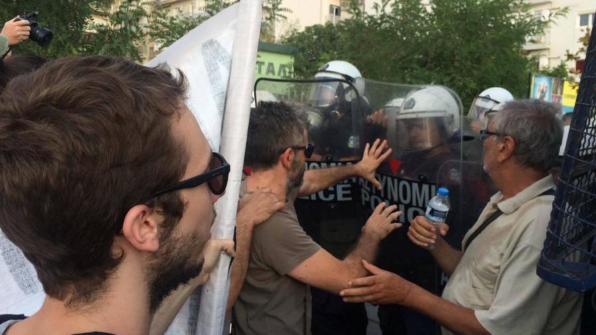 Χάος στην Θεσσαλονίκη λίγο πριν την συνάντηση Τσίπρα – Γιούνκερ! Φωνές, σπρωξιές και βροχή χημικών